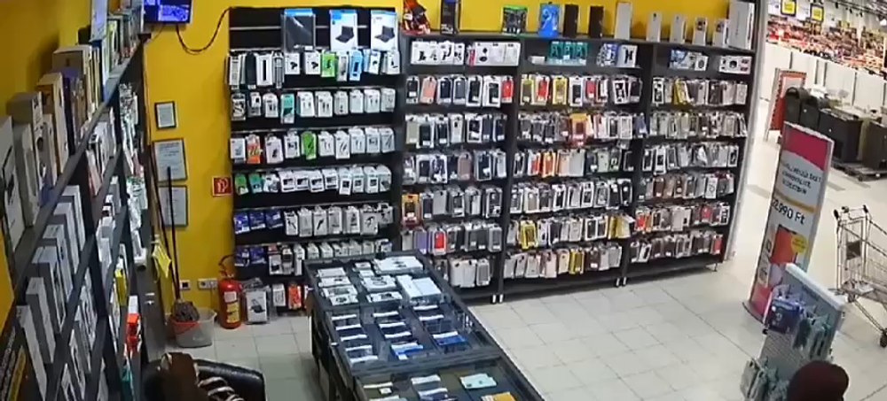 Imagini cu Cătălin Cherecheș în Budapesta, când își cumpără o cartelă de telefon VIDEO