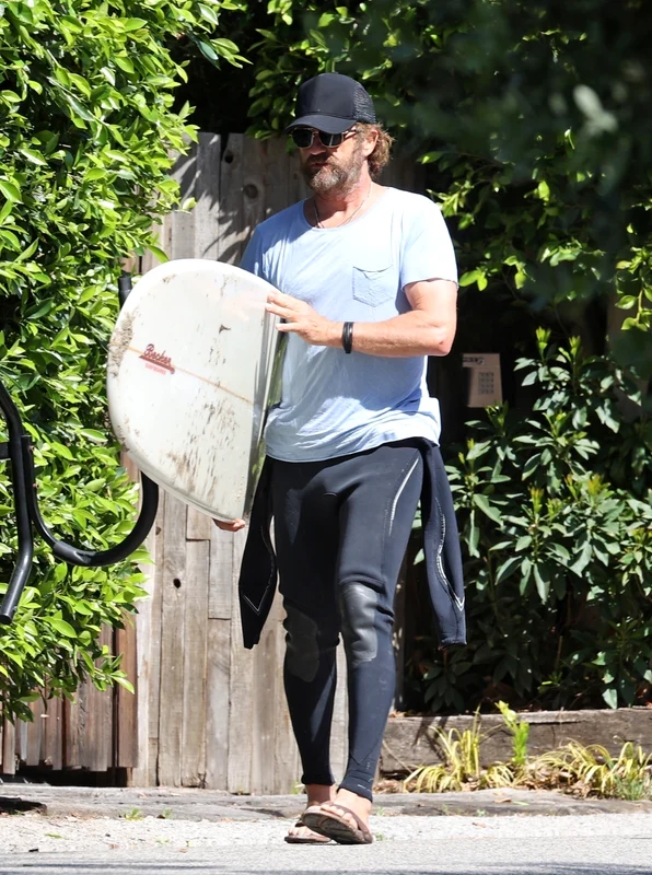 3 gerard butler a iesit din izolare 2 jpg jpeg