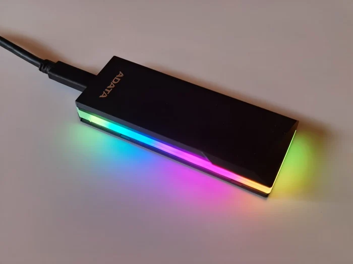 ADATA RGB Lightning EC700G. FOTO Adrian Pogingeanu