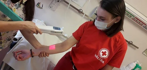 Transiluminator de vene - dispozitivul donat către UPU Pediatrie Vâlcea în urma unui maraton Foto FB Crucea Rosie Valcea