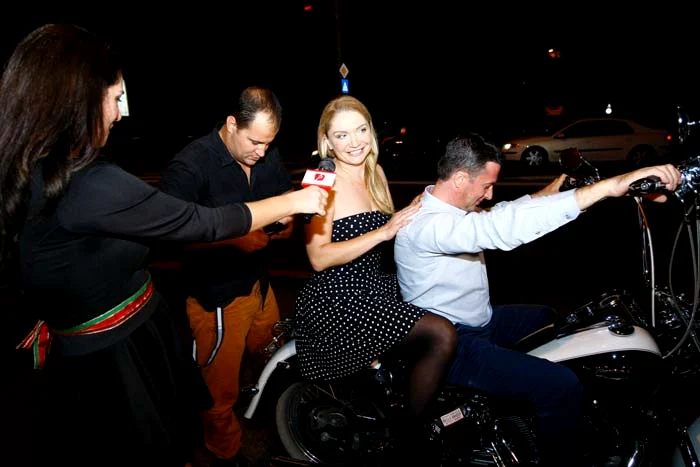 Cristina Cioran s-a urcat pe motorul iubitului ei, deşi era îmbrăcată în rochiţă