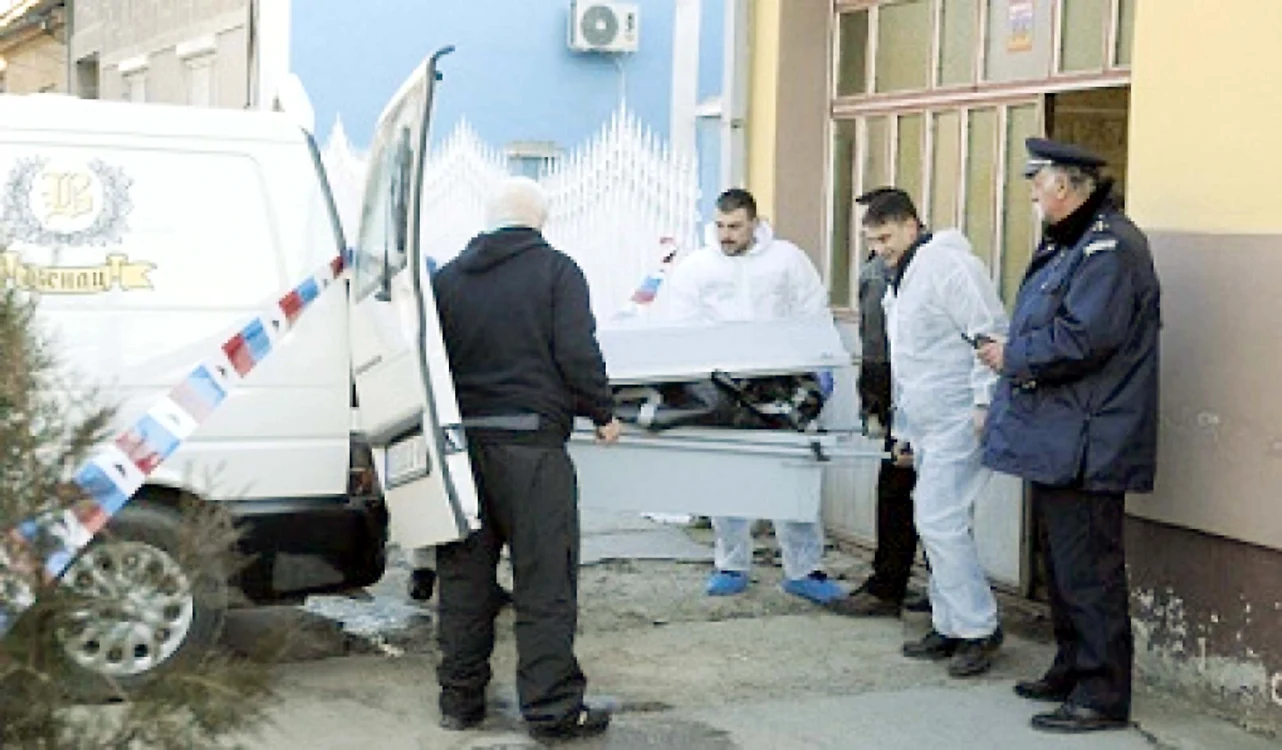 Anchetatorii sârbi au cărat, şocaţi, sacii cu trupul ciopârţit al victimeiFoto: www.Novosti.Rs