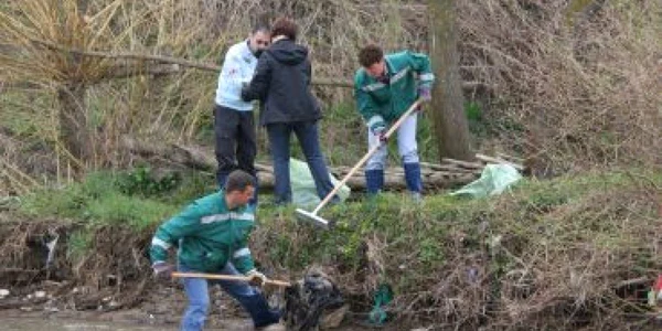 Iaşi: Voluntarii ecologizează zona Ciurbeşti