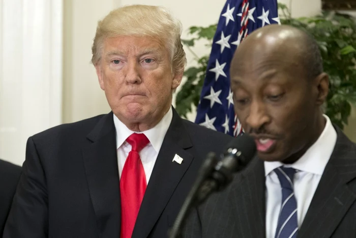 Donald Trump alături de Kenneth Frazier, unul dintre consilierii care au demisionat dupa evenimentele de la Charlottersville / FOTO EPA