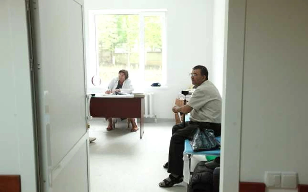 În lipsa medicilor, la Spitalul raional din Hânceşti asistentele o fac pe şefii. Foto: Dumitru Goncear