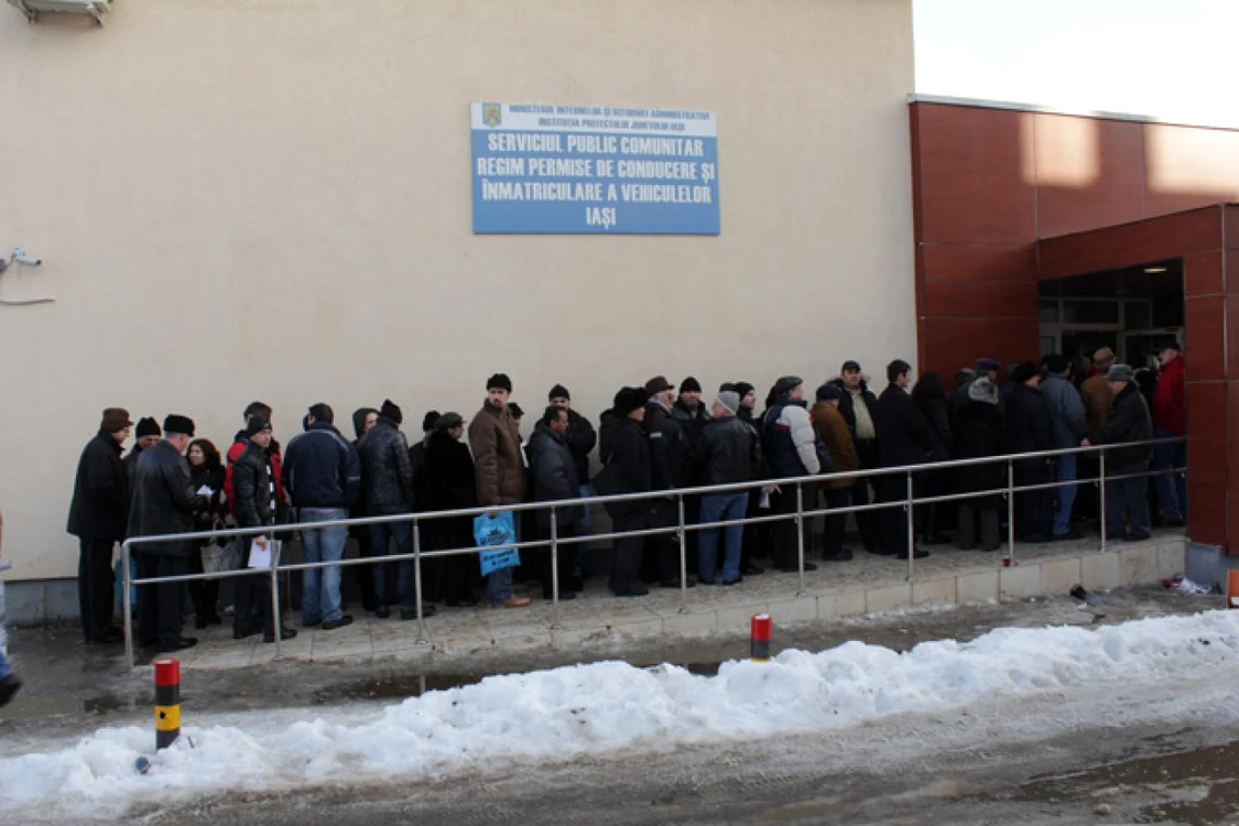 Procurorii DNA au descins la Serviciul Permise din Iaşi FOTO Adevărul