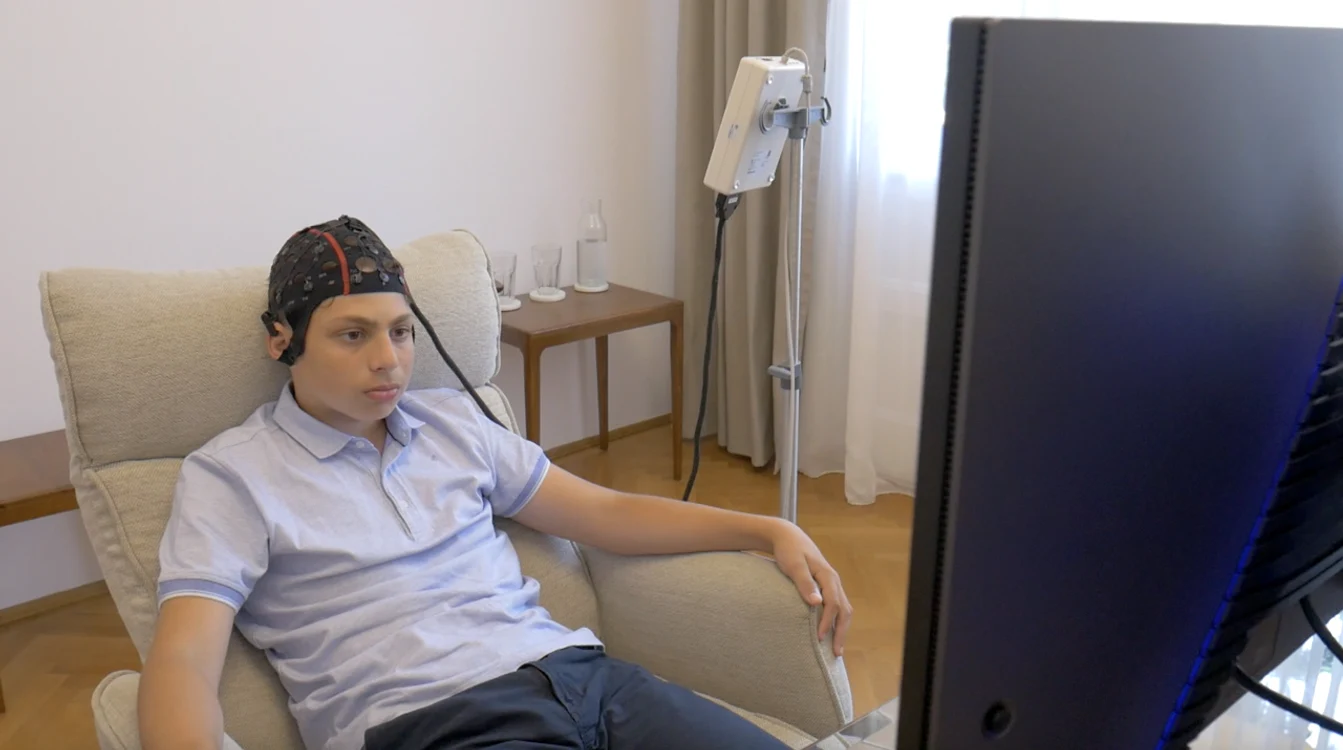 
    Rareș, în timpul antrenamentului neuronal   