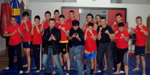 Sportivii Clubului Wu Quan-Li din Craiova, alături de SiFu Randy Williams (foto centru)