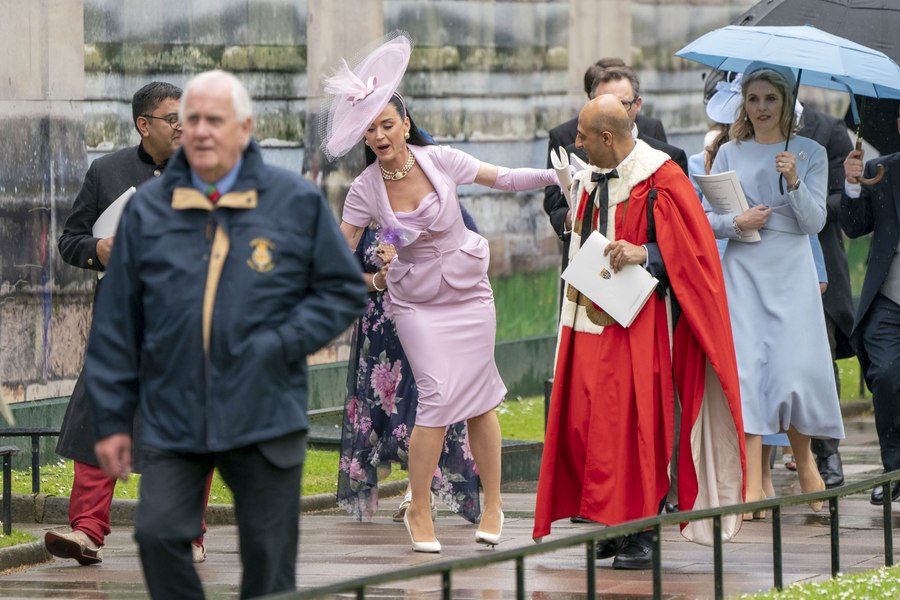 Katy Perry, mesaj pentru fani după ce a părut dezorientată la ceremonia de încoronare a regelui Charles