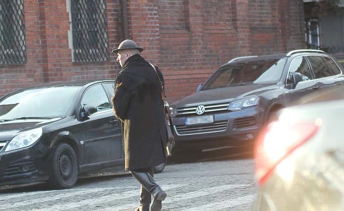 A traversat strada și s-a oprit în dreptul unei biserici, dar și al statuii poetului Adrian Păunescu, unde și-a făcut semnul crucii