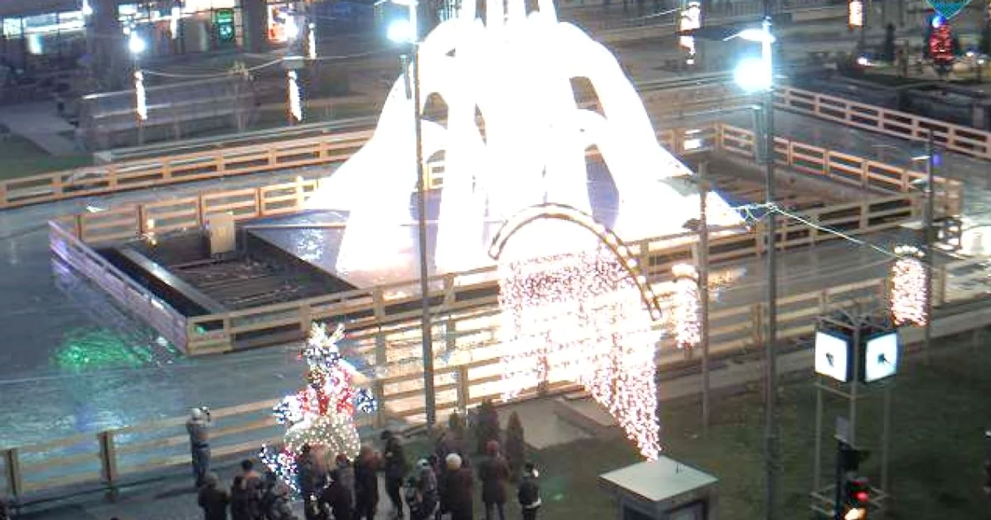O instalaţie luminoasă gigant tronează în mijlocul fântânii muzicale