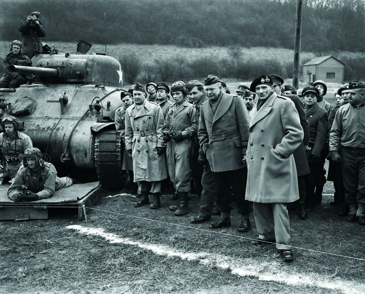 Comandantul suprem aliat, generalul Dwight D. Eisenhower (al doilea din dreapta), și generalul britanic Bernard Montgomery (primul din dreapta). Foto: Getty Images