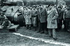 Comandantul suprem aliat, generalul Dwight D. Eisenhower (al doilea din dreapta), și generalul britanic Bernard Montgomery (primul din dreapta). Foto: Getty Images