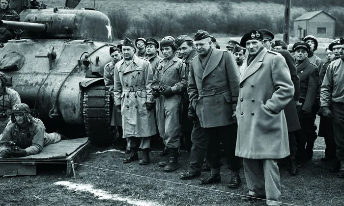 Comandantul suprem aliat, generalul Dwight D. Eisenhower (al doilea din dreapta), și generalul britanic Bernard Montgomery (primul din dreapta). Foto: Getty Images