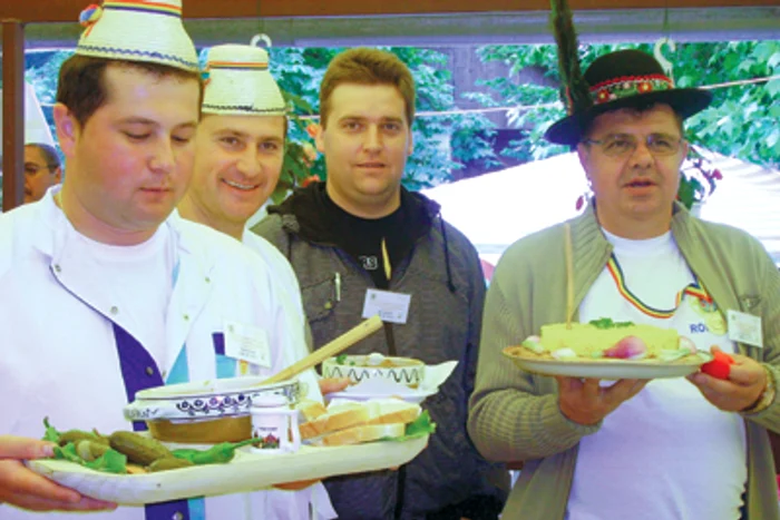 Reşiţa: Bucătarii cu epoleţi fac mâncare la ceaun (GALERIE FOTO)
