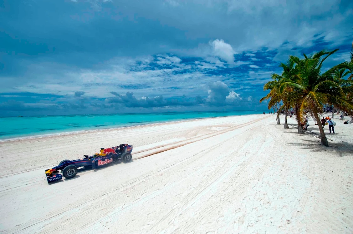 
    Jaime Alguersuari şi monopostul Red Bull, în acţiune pe plaja Santo Domingo  