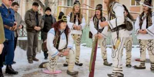 Piesa jucată în judeţul Neamţ redă confruntarea dintre poteră şi haiduci
