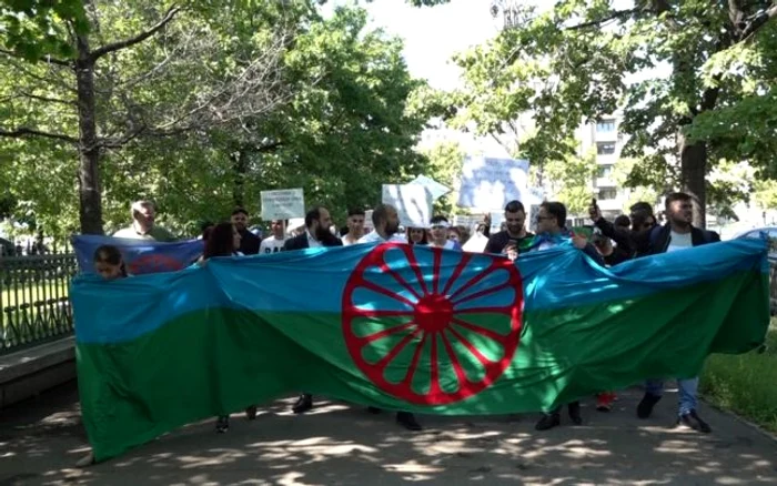 Sute de romi au ţinut un marş de protest până în faţa Palatului Parlamentului. Foto/Adevărul