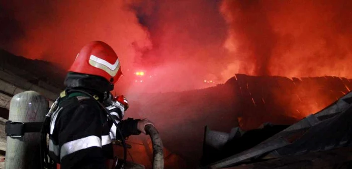 Incendiu. FOTO: Daniel Guţă. ARHIVĂ.