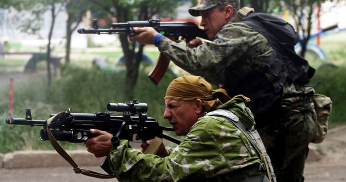 Separatisti proruşi, angajaţi într-un schimb de focuri cu forţele guvernamentale ucrainene. FOTO Reuters