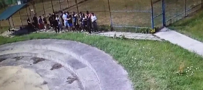 Tânărul a fost snopit în bătaie de doi poliţişti. Foto Captură video Facebook/ Alina Gorghiu