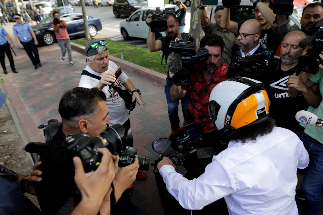 Mihai Pascu plecând cu scuterul de la DIICOT. Sursă foto: Inquam Photos/ George Călin