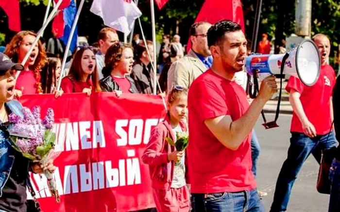 Denis Iachimovschi, noul lider al comsomoliştilor moldoveni, în fruntea unei coloane a PCRM, la marşul de 1 mai 2014 FOTO faecbook