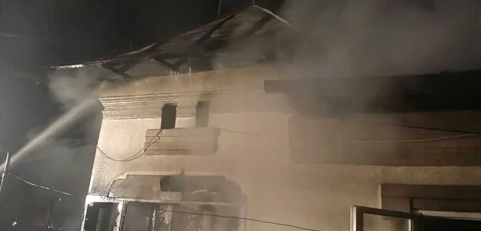 Pompierii din Târgovişte şi Gura Ocniţei au intervenit la faţa locului cu mai multe autospeciale pentru lichidarea incendiului.