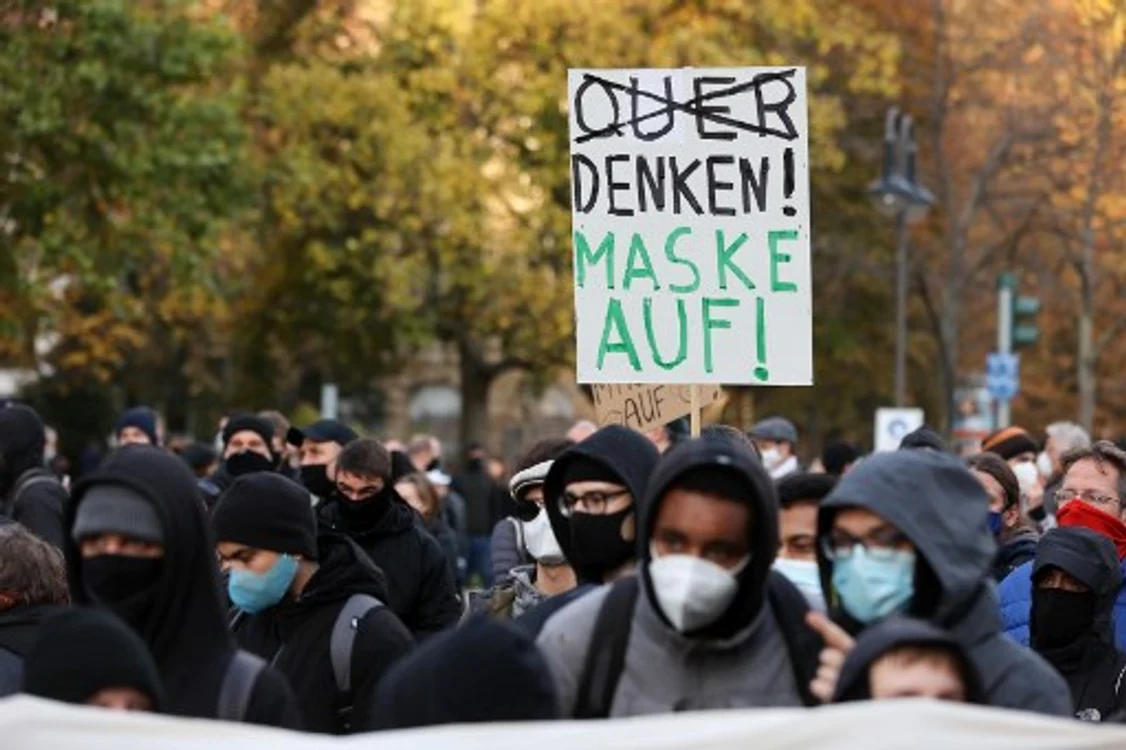 
    Poliţia germană a tras sâmbătă cu un tun cu apă în timpul unei demonstraţii anti-restricţii din FrankfurtFoto: AFP  