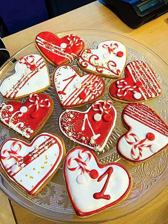 Biscuiţii, frumos ornaţi, se vând cu 6 lei bucata