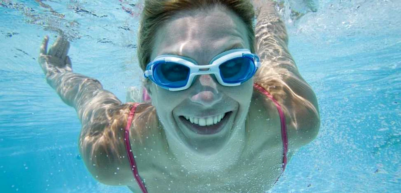 Dacă observi simptome precum roşeaţa ochilor, iritaţii,
durere sau sensibilitate la lumină imediat după ce ai purtat lentile de
contact în apă, mergi la un consult de specialitate. FOTO:Videt