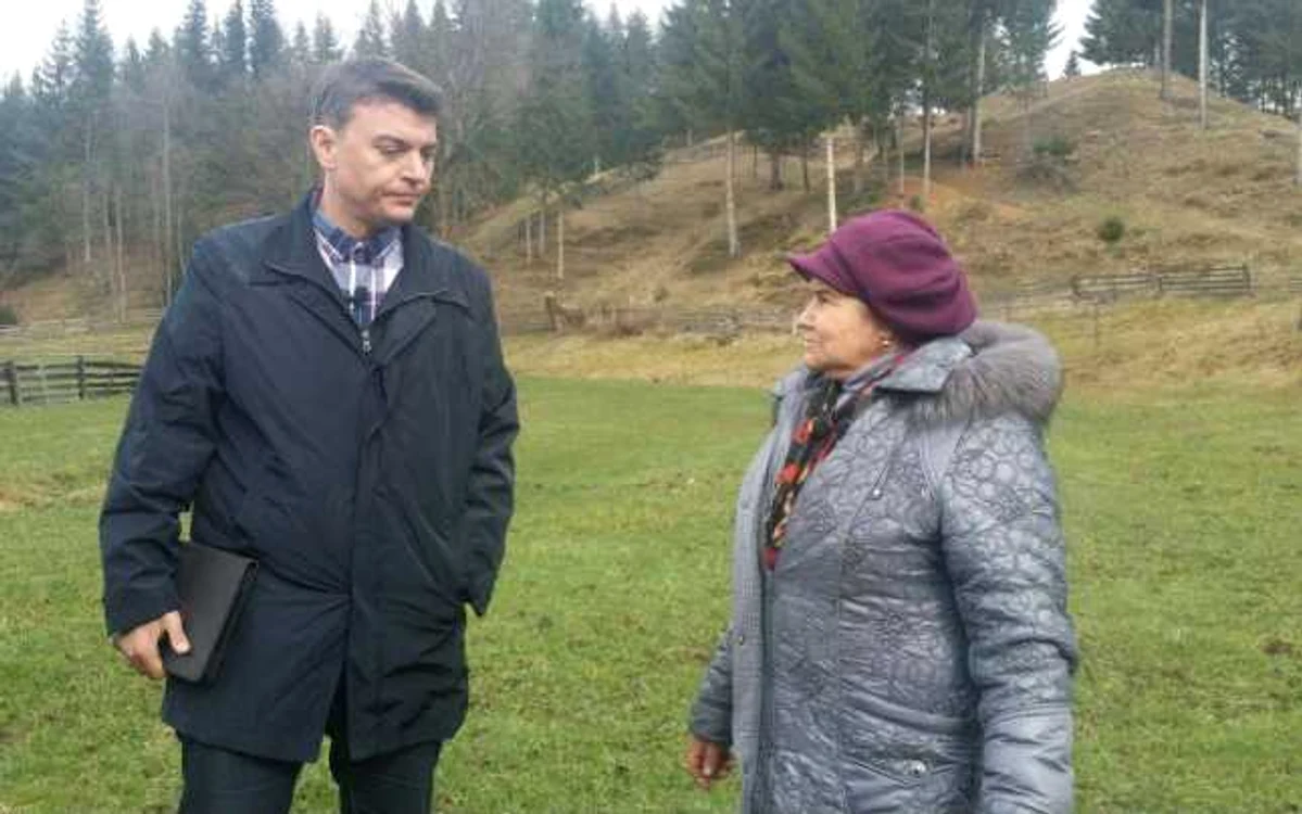 Mihai Ursu, realizatorul emisiunii „Revendicarea“, alături de o femeie din Suceava care luptă cu autorităţile FOTO Prima TV