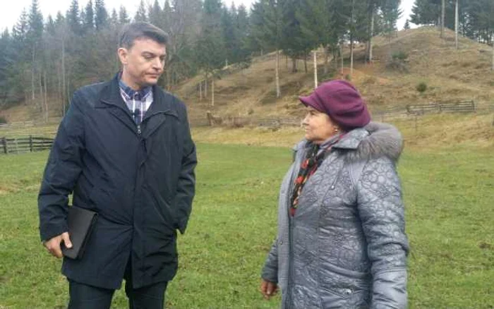 Mihai Ursu, realizatorul emisiunii „Revendicarea“, alături de o femeie din Suceava care luptă cu autorităţile FOTO Prima TV