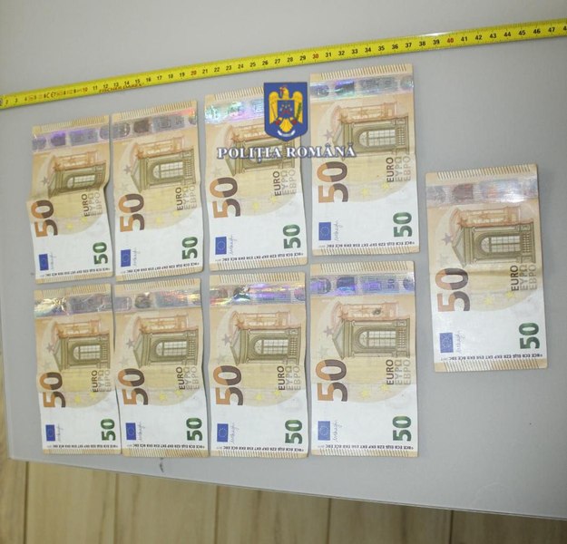 A cumpărat două telefoane mobile cu euro falși. Tânărul a fost arestat preventiv