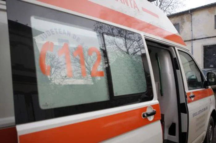 
    Bătrâna a fost dusă acasă cu ambulanţa, însă familia a refuzat să o mai primească  