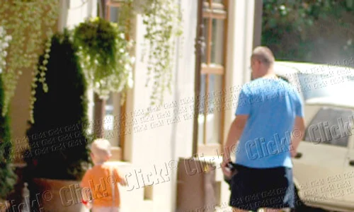 Sâmbătă, 21 iulie  Relaxat, Blejnar îşi vede  de treburile „casnice”,  de când nu mai e şef la  ANAF  Îşi duce fiul la  tuns, apoi îşi scoate  familia la restaurant jpeg