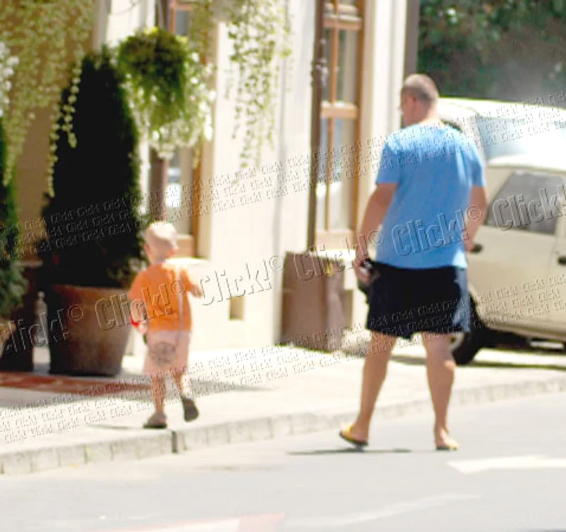 Sâmbătă, 21 iulie. Relaxat, Blejnar îşi vede  de treburile „casnice”,  de când nu mai e şef la  ANAF. Îşi duce fiul la  tuns, apoi îşi scoate  familia la restaurant