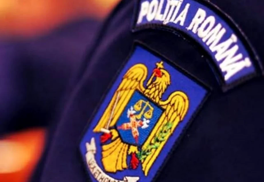 Polițistul este acuzat că a furat dintr-un magazin FOTO Facebook