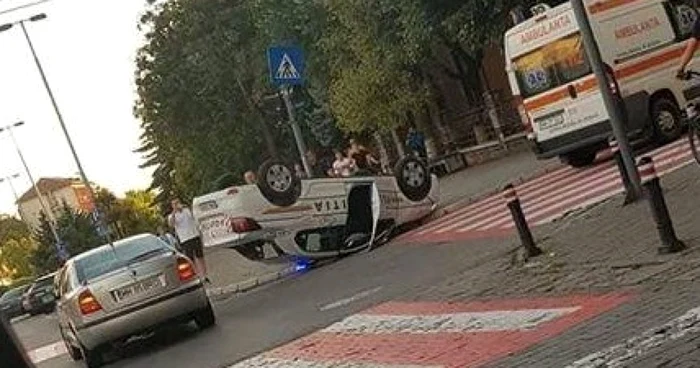Maşina poliiei a fost izbită de o alta în intersecie Sursa foto: axanews.ro