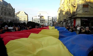 Tricolor de 100 de metri în centrul Timişoarei FOTO Ş.Both