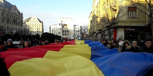 Tricolor de 100 de metri în centrul Timişoarei FOTO Ş.Both