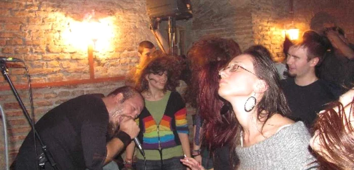 Sute de tineri au participat aseară la concertul trupei Luna Amară