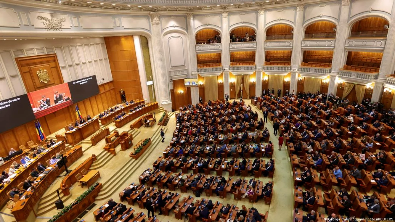 Sala Parlamentului României în timpul moţiunii de cenzură
