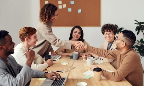 1 tineri la birou jpg jpeg