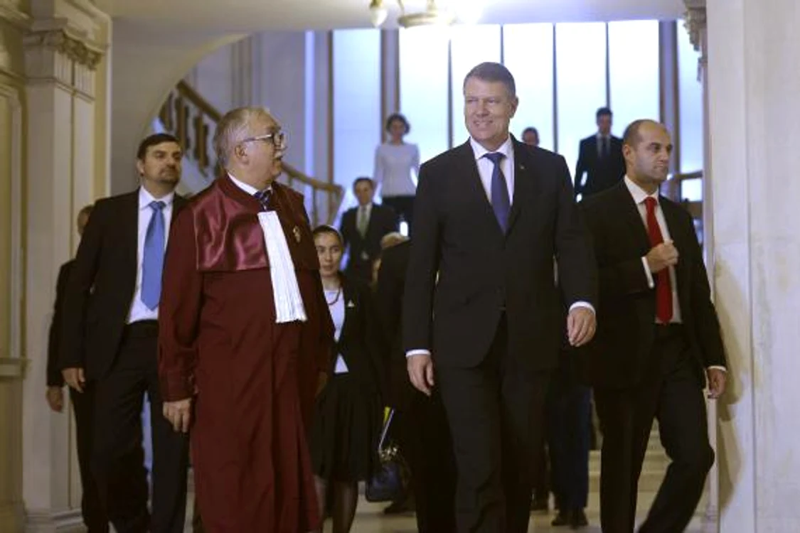 
    Judecătorii de la CCR decid soarta președintelui ales  