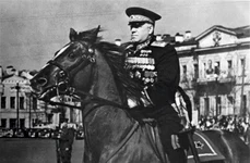 Gheorghi Jukov participă la o paradă a victoriei după cel de-al Doilea Război Mondial (© Mil.ru)