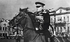 Gheorghi Jukov participă la o paradă a victoriei după cel de-al Doilea Război Mondial (© Mil.ru)