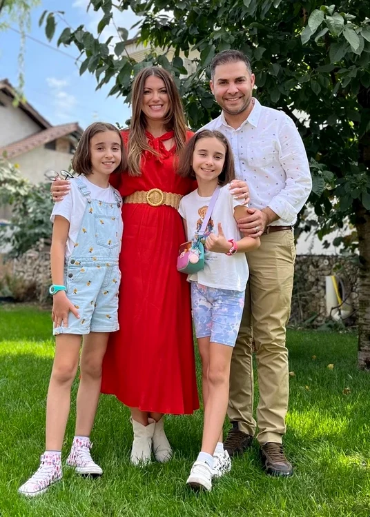 Lavinia Goste și Marius Zorilă  sunt căsătoriți de 16 ani  și au două fete gemene