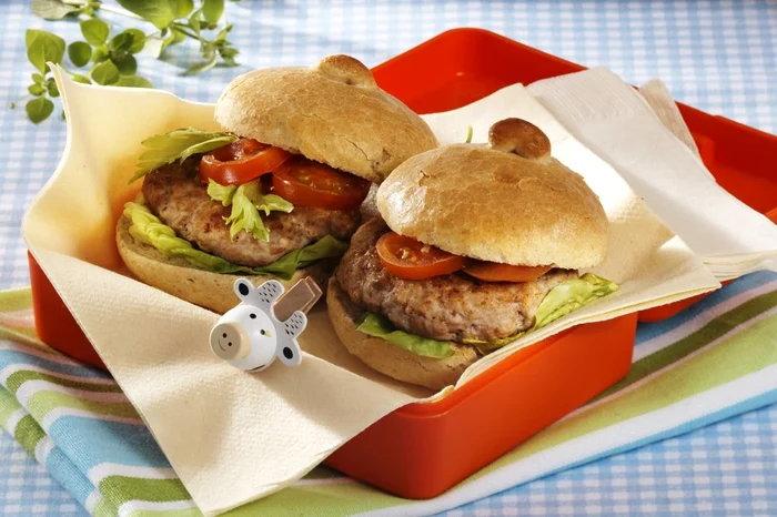 hamburger de vita cu sos de smantana jpeg