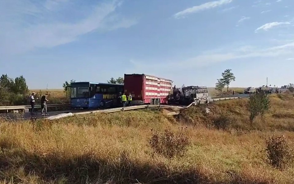 Grav accident rutier în care au fost implicate două autocare și un TIR în Teleorman. A fost activat Planul Roșu de Intervenție VIDEO